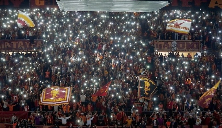 fans-galatasaray-liv-hospital-istanbul-eb14