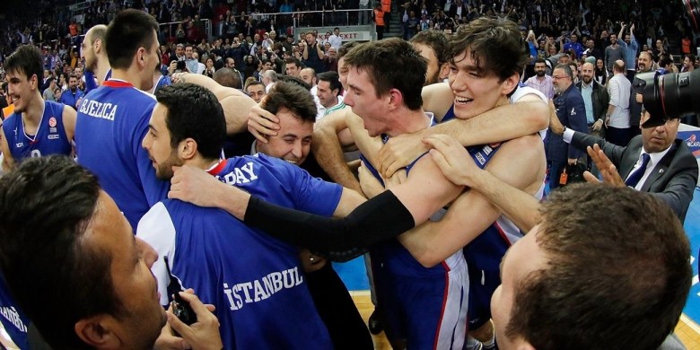 matt-janning-anadolu-efes-istanbul-celebrates-eb14