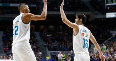 tavares y yusta se chocan la mano en el real madrid bilbao basket