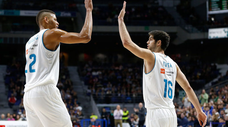 tavares y yusta se chocan la mano en el real madrid bilbao basket