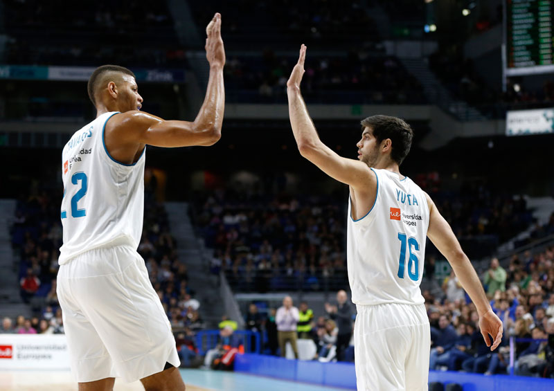tavares y yusta se chocan la mano en el real madrid bilbao basket