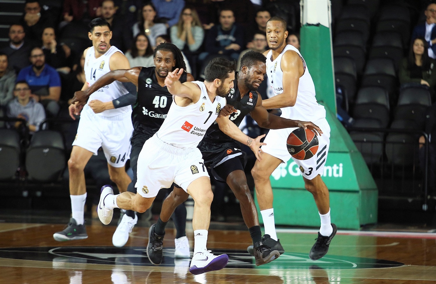 toney douglas contra facu campazzo en partido darussafaka real madrid 24 segundos en blanco