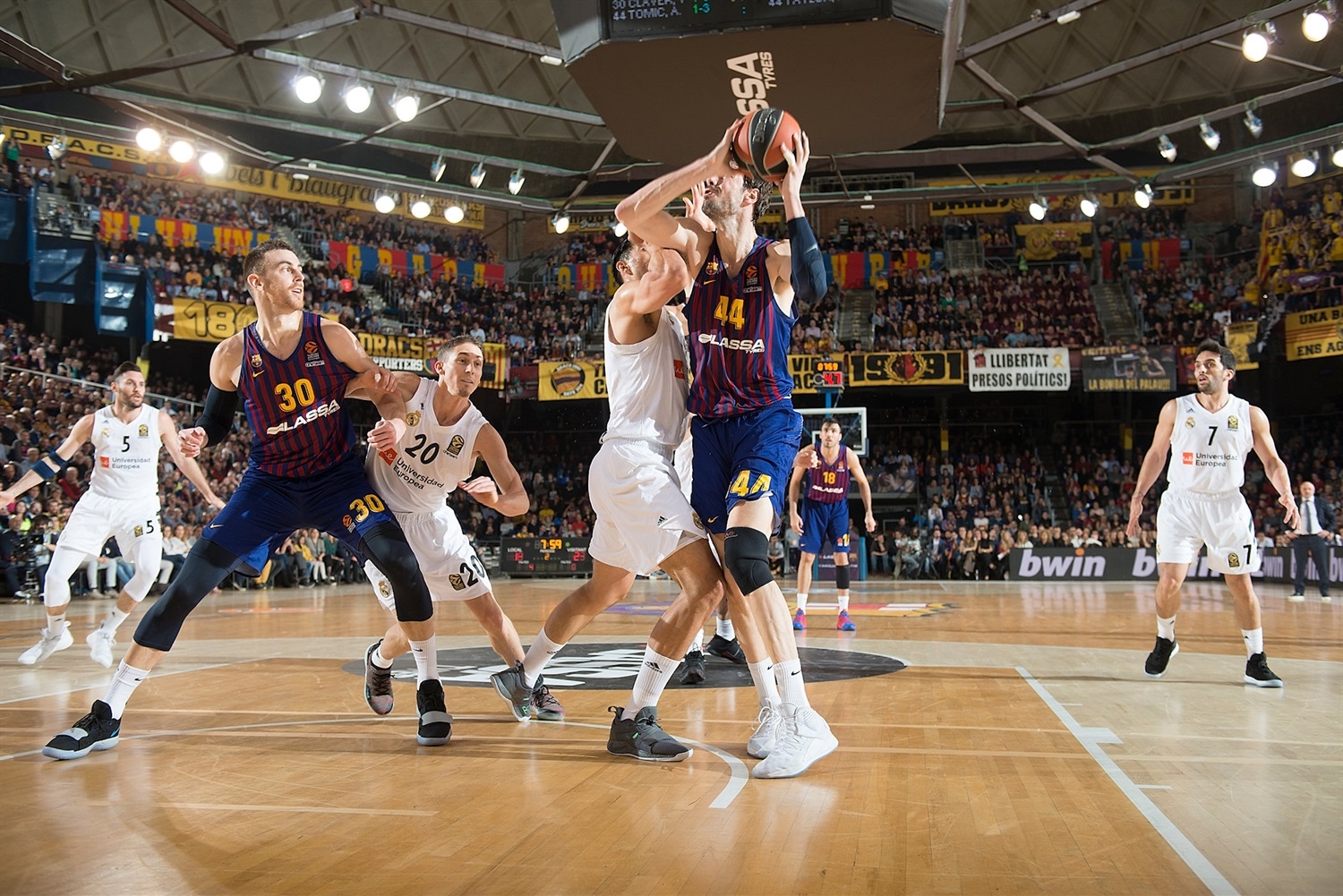 ante tomic defendido por felipe reyes fc barcelona lassa real madrid euroliga 24senblanco