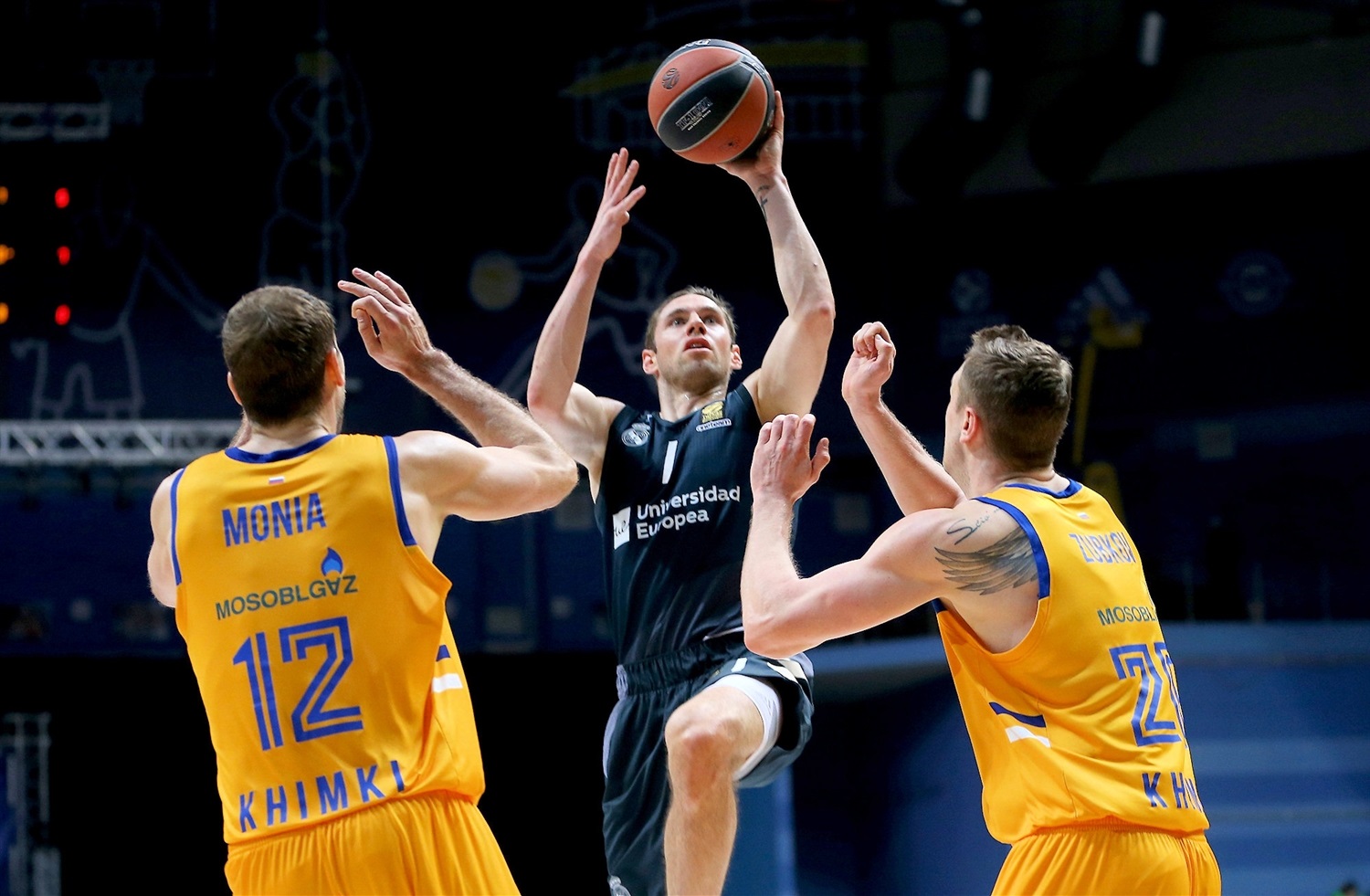 Fabien Causeur penetra canasta Khimki