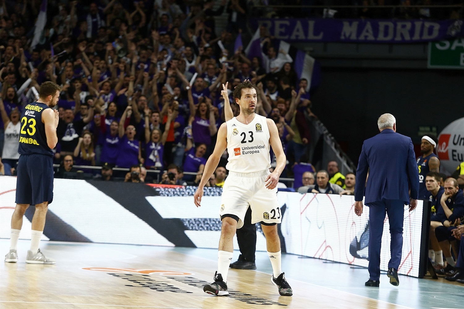 Llull celebrando una canasta