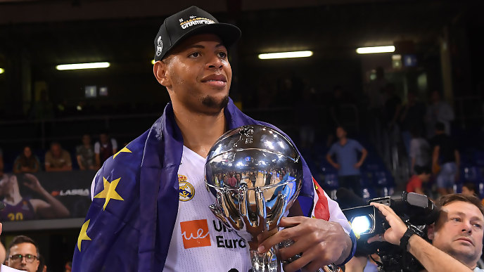 walter tavares con la copa acb ACB Photo D Grau