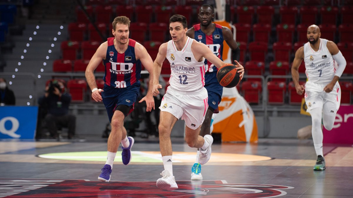 alocén sube el balón partido baskonia real madrid liga endesa 2020 2021 24senblanco