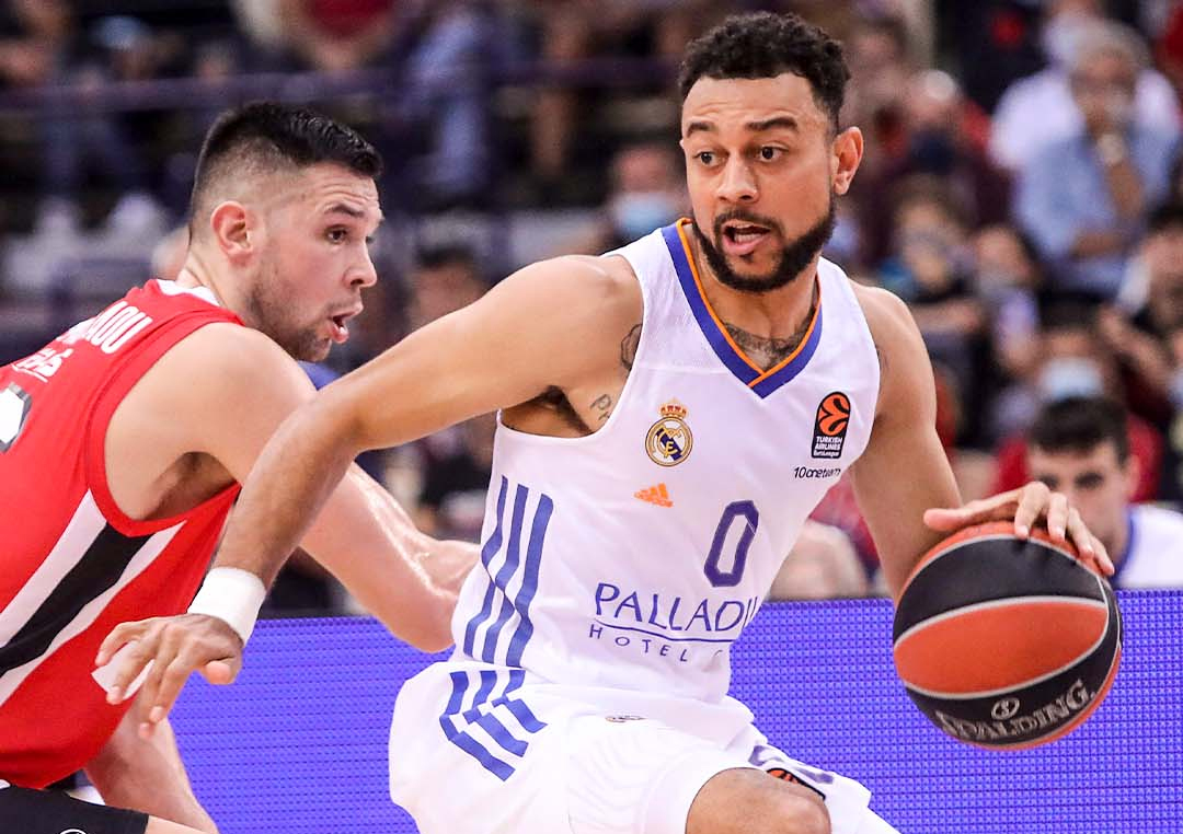 nigel williams-goss y papanikolaou en olympiacos-real madrid euroliga 24senblanco
