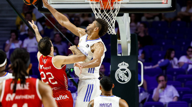 tavares tapón real madrid baxi manresa playoff acb 2021-22 24senblanco